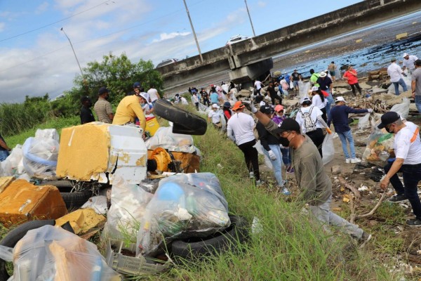 Voluntarios recolectan basura en la playa de Costa del Este 