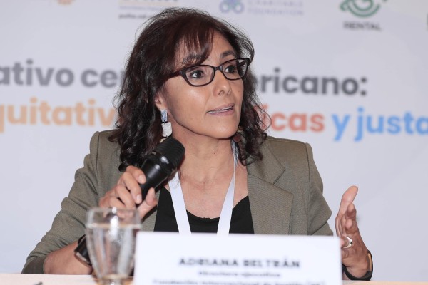 La directora de la Fundación Internacional de Seattle (SIF), Adriana Beltrán, habla durante una conferencia de prensa hoy, en Tegucigalpa (Honduras).