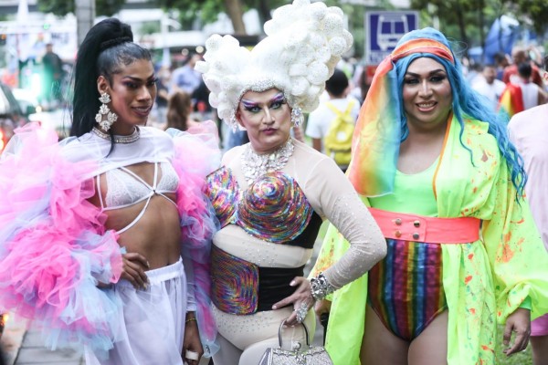 Cientos de personas participaron de la marcha del Orgullo Gay