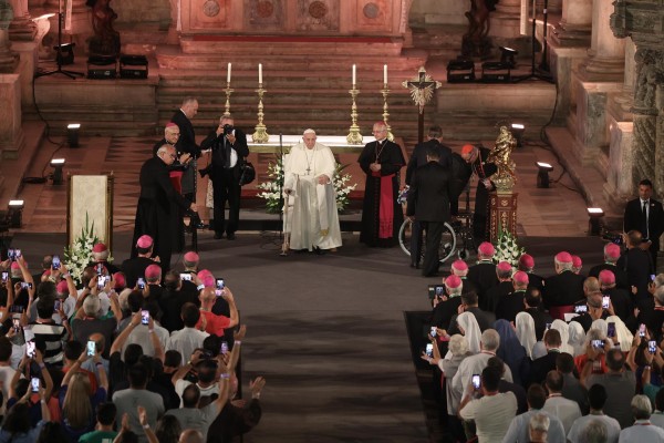 El papa Francisco se reúne con 13 víctimas de abusos en Portugal