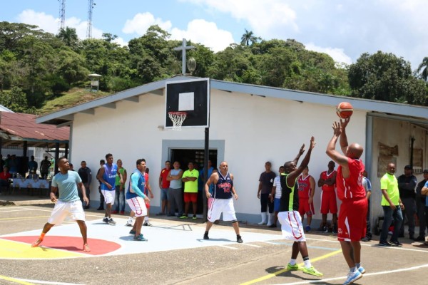 Exseleccionados de baloncesto realizaron amistoso con reclusos de El Renacer