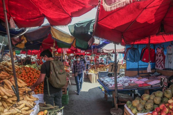 Fotografía de un mercado informal afectado por el alza de precios, en una fotografía de archivo.