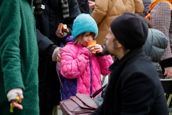Entre refugiados y desplazados internos, Acnur teme que unos 10 millones de ucranianos, casi la cuarta parte de la población total del país, se han visto obligados a dejar sus hogares, en palabras del alto comisionado de esa Agencia, Filippo Grandi.
