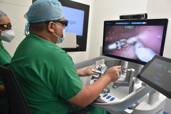 Cirugías robóticas iniciaron en el Bloque Central de la Ciudad de la Salud