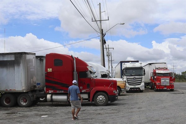 Camioneros varados en Panamá por la crisis minera denuncian condiciones 'inhumanas'