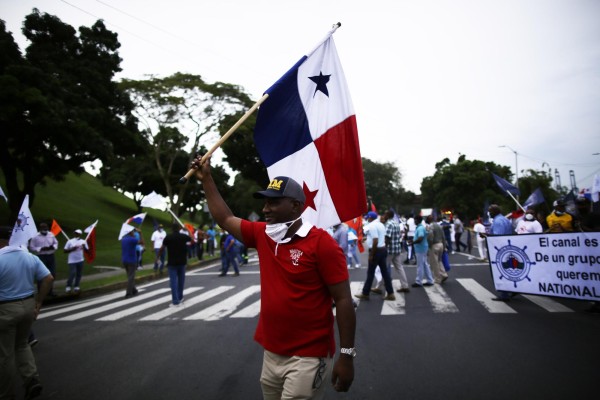 Diferentes gremios sindicales y trabajadores del Canal de Panamá protestan hoy frente al edificio de la Administración del Canal de Panamá (ACP).