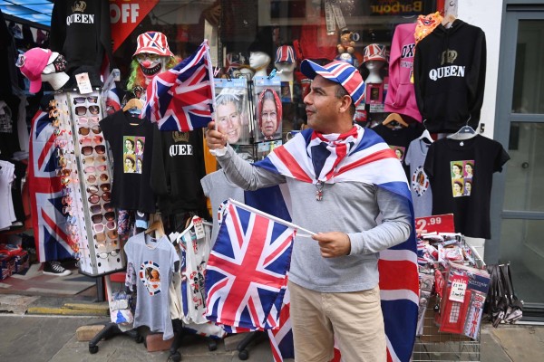 Una persona ofrece recuerdos de la bandera de la Unión a la venta en una tienda en Windsor, en Gran Bretaña, este 12 de septiembre.