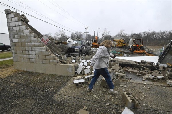Muertos y miles de casas destrozadas dejan los tornados en EE.UU.