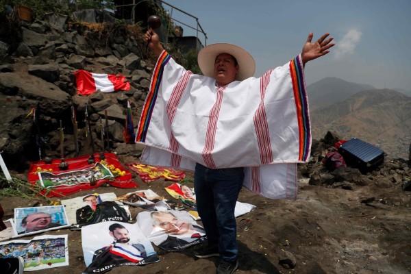 Chamanes y curanderos piden por la paz de cara a un convulso 2023 en Perú
