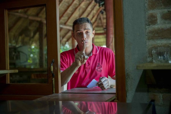 Un trabajador con discapacidad auditiva fue registrado este 22 de septiembre al hacer un pedido, por medio de lenguaje de señas, en el restaurante Nicafe, en la ciudad costera de San Juan del Sur (Nicaragua).