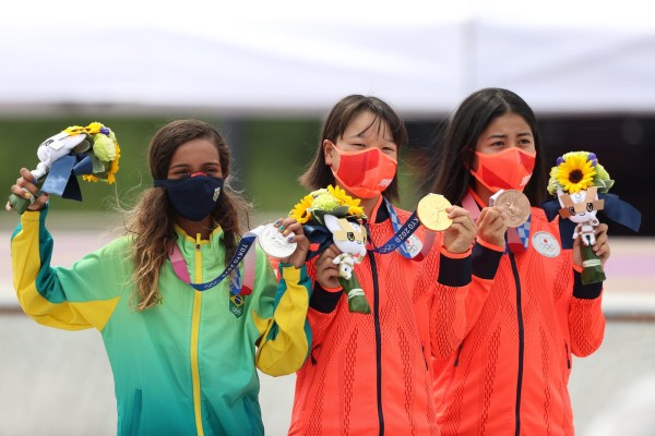 Momiji Nishiya (c-oro) de Japón, Rayssa Leal (i-plata) de Brasil, y Nakayama Funa (bronce) de Japón posan durante la ceremonia de entrega de medallas del street femenino de skateboarding en los Juegos Olímpicos 2020, este lunes en el Urban Sports Park de Ariake en Tokio (Japón).