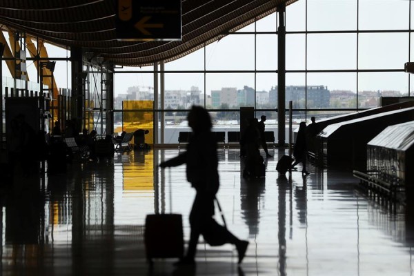 Aeropuerto Madrid Barajas empieza a operar tras cierre espacio aéreo