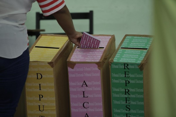 Una mujer vota en Ciudad de Panamá (Panamá), en una fotografía de archivo.
