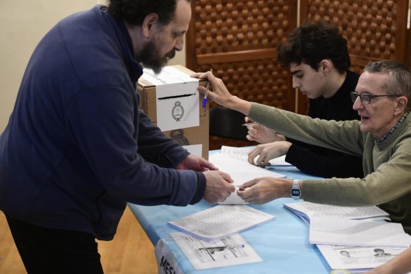 Abren los centros de votación para la segunda vuelta de las presidenciales en Argentina