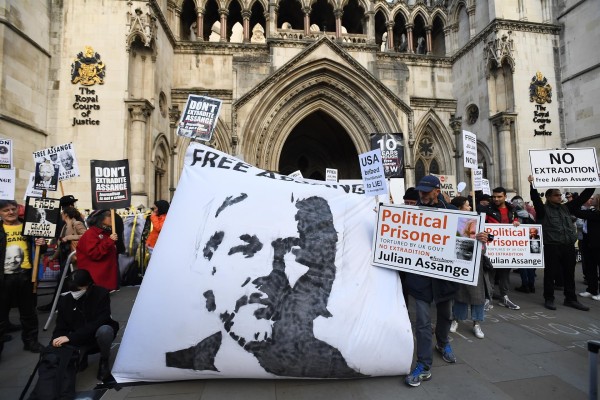 Imagen de archivo de una protesta de seguidores de Juan Assange ante la Corte de Justicia en Londres, contra extradición de Estados Unidos