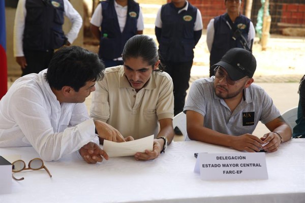 Fotografía de archivo del alto comisionado para la paz en Colombia, Danilo Rueda (i), que habla con Andrey Avendaño (c) y Sebastián Martínez, delegados por el Estado Mayor Central de las disidencias de las FARC.