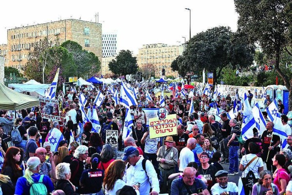 Miles de israelíes piden la salida de Netanyahu
