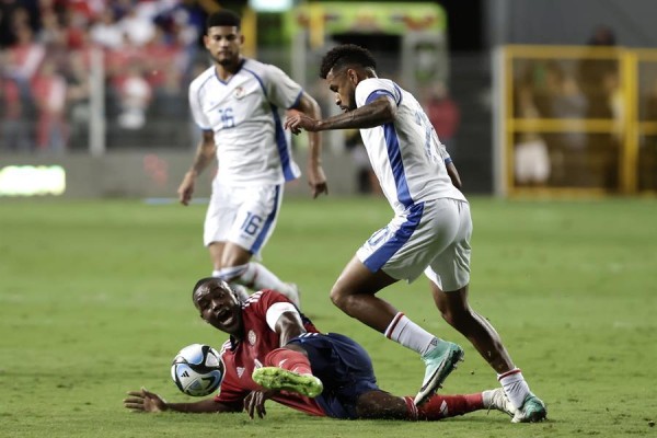 Joel Campbell (i) de Costa Rica disputa el balón con Aníbal Godoy,  en el estadio Ricardo Saprissa.