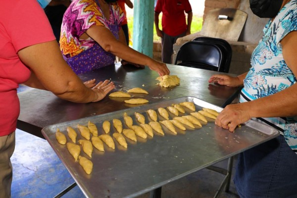 Emprenden una panadería comunitaria. ¿Será la competencia del 'pan de la arena'?