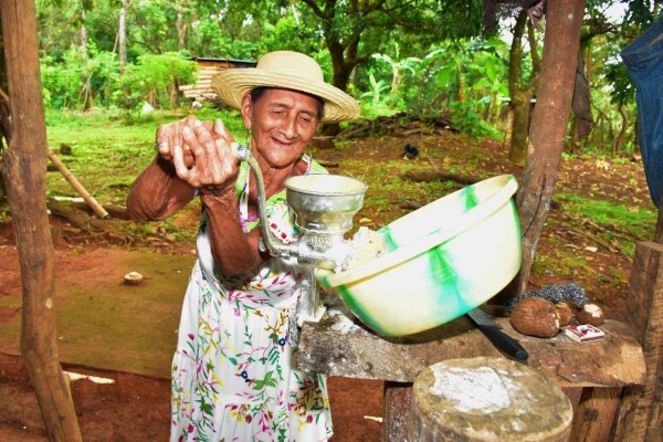 Doña Felipa Rodríguez, con 107 años de edad, muele maíz, prepara sancochos, asa tortillas