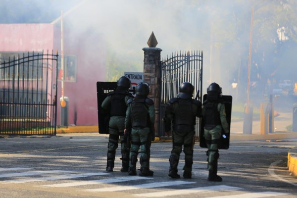 Enfrentamiento entre manifestantes y la policía antidisturbios en la Universidad de Panamá
