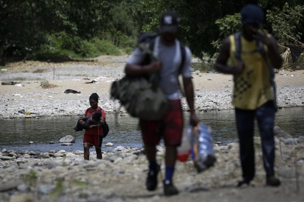 Personas migrantes ingresando por Darién.