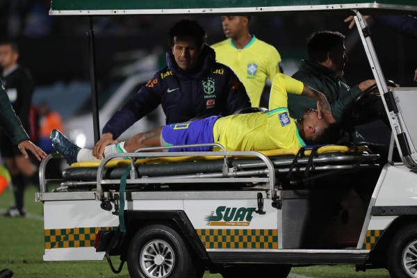 Neymar será sometido a una cirugía tras romperse el ligamento de la rodilla contra Uruguay