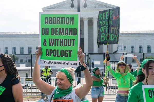 Personas a favor del derecho al aborto se manifiestan en Washington.