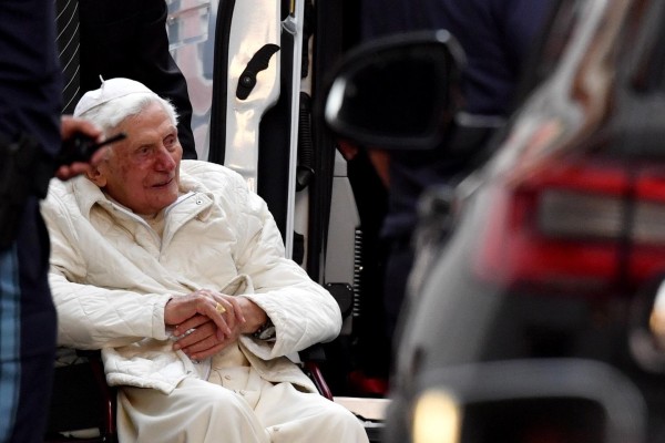 El papa emérito Benedicto XVI está gravemente enfermo, según su biógrafo