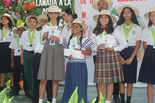 Estudiante ngäbe gana el XXX Concurso Nacional de Décimas Ambientales 
