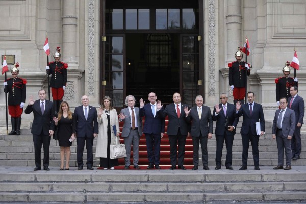 El canciller de Perú, César Landa (c), recibe a miembros del Grupo de Alto Nivel de la Organización de Estados Americanos (OEA) desplazado a Perú, hoy, en el Palacio de Gobierno en Lima (Perú).