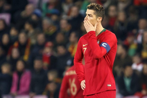 El portugués Cristiano Ronaldo reacciona durante el partido amistoso internacional que enfrenta a las selecciones de Portugal y Holanda.