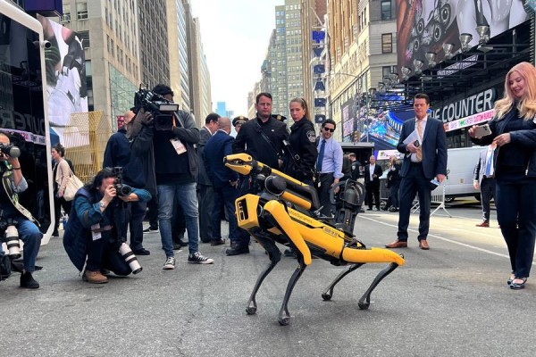 Un grupo de fotógrafos retratan al robot Digidog durante una conferencia de prensa para presentar nueva tecnología policial celebrada hoy en Times Square, Nueva York.