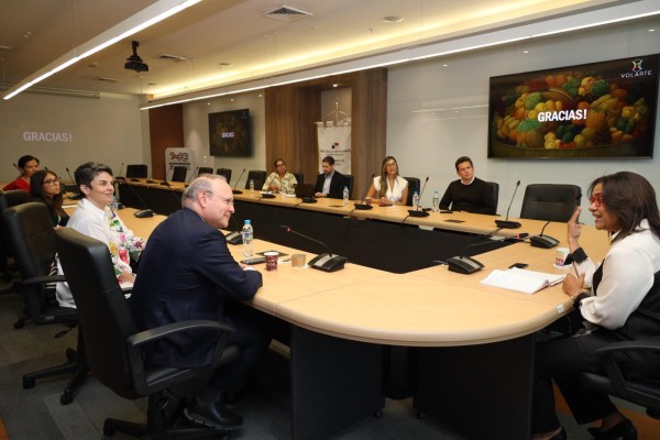 Ministra de Cultura recibe en visita de cortesía al embajador de Colombia en Panamá