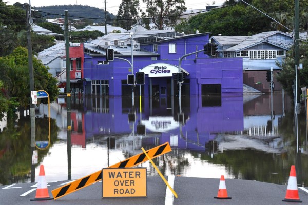 Fotografía de archivo de unas señales bloqueando el acceso a una carretera inundada en el suburbio de Milton en Brisbane, Australia, el 28 de febrero de 2022.