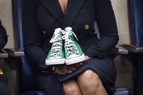 Camila Alves, esposa del actor McConaughey sostiene unas zapatillas Converse verdes de una de las víctimas de la masacre en Uvalde, Texas