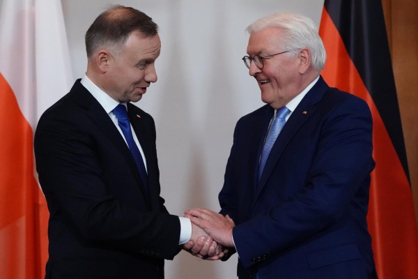 El presidente polaco, Andrzej Duda (i), saluda este lunes en Berlín al jefe del Estado de Alemania, Frank-Walter Steinmeier (d).