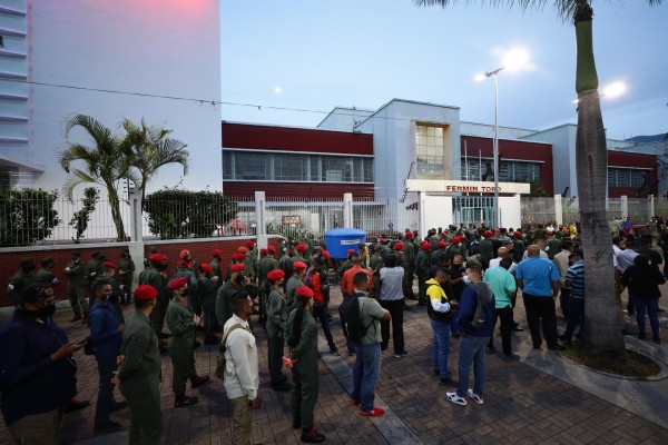 Abren los primeros centros de votación en Venezuela para las elecciones regionales y locales