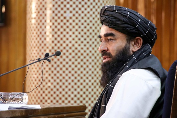 El principal portavoz de los talibanes, Zabihullah Mujahid durante una rueda de prensa en Kabul.