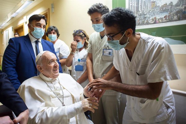 El papa Francisco en el Policlínico Gemelli de Roma con varios sanitarios.