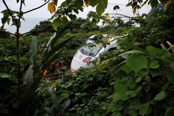 Un accidente de tren en Taiwán deja al menos 48 muertos y decenas de heridos