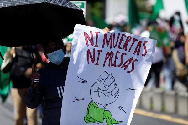 Mujeres salvadoreñas marchan por el derecho al aborto legal y seguro, en una fotografía de archivo.