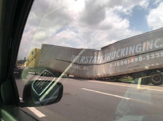 Contenedor De Mula Queda Virado Tras Choque En La Autopista Arraij N La