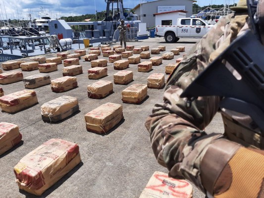 Abandonan embarcación en Guna Yala con 2 006 paquetes de droga