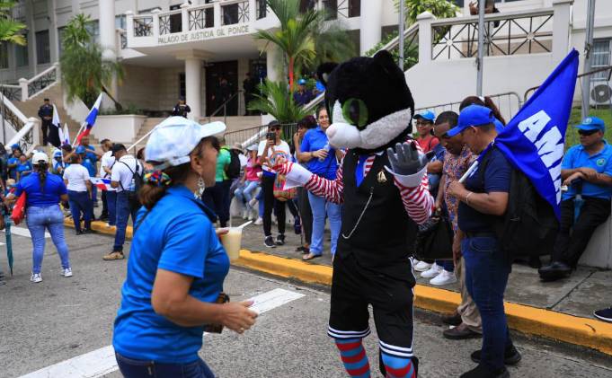 Hasta ahora, los docentes mantienen su postura: no regresarán a las aulas hasta que la ley sea derogada. Hasta ahora, los docentes mantienen su postura: no regresarán a las aulas hasta que la ley sea derogada.