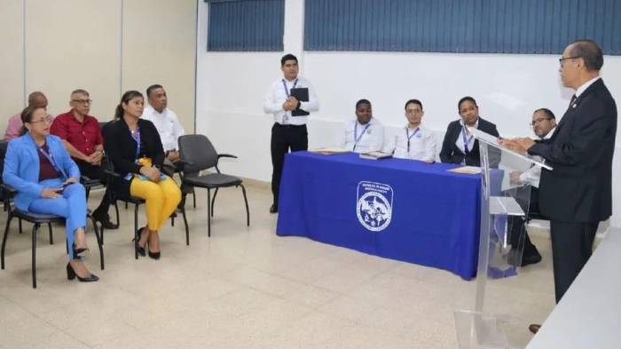 Funcionarios y exfuncionarios del IMELCF recibieron cheques de vigencia expirada en acto oficial que marca el inicio del saneamiento de una deuda acumulada desde 2006. Funcionarios y exfuncionarios del IMELCF recibieron cheques de vigencia expirada en acto oficial que marca el inicio del saneamiento de una deuda acumulada desde 2006.