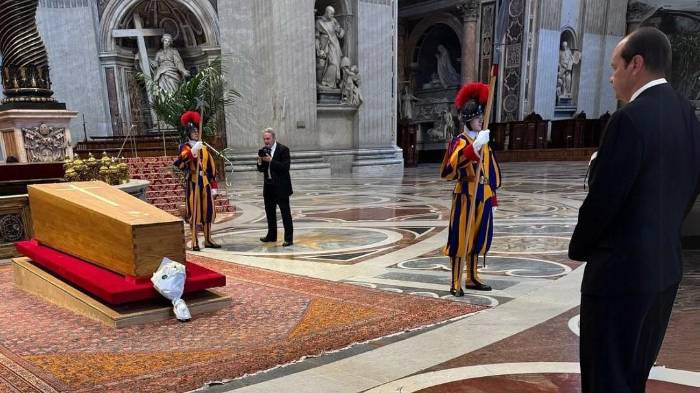 El canciller Javier Eduardo Martínez-Acha ofrece sus respetos frente al féretro del Sumo Pontífice, en un gesto de recogimiento y gratitud. El canciller Javier Eduardo Martínez-Acha ofrece sus respetos frente al féretro del Sumo Pontífice, en un gesto de recogimiento y gratitud.