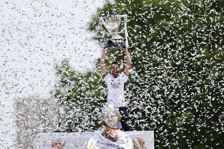 Nacho coloca la bufanda a Cibeles y lidera la celebración del Real Madrid [VIDEO]