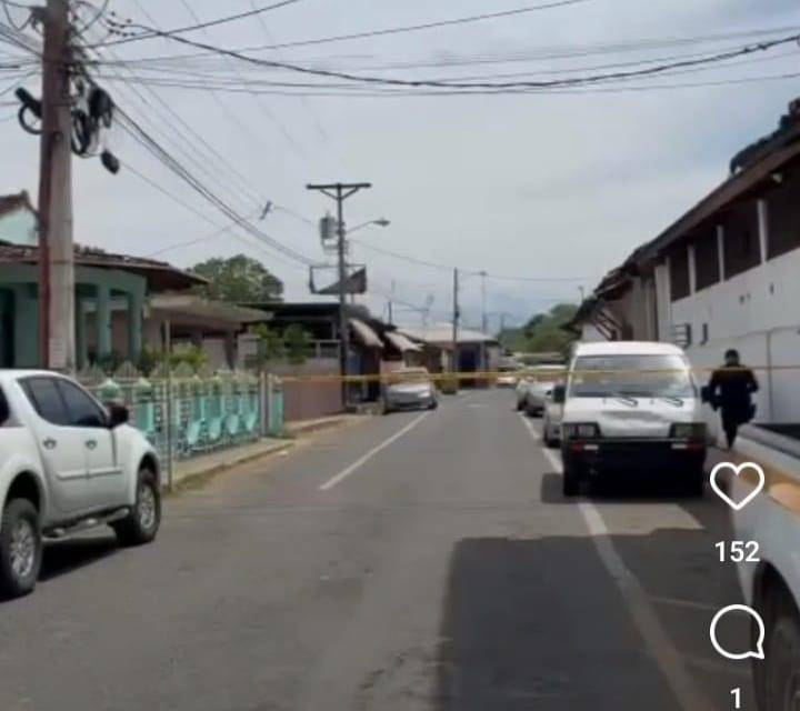 La calle fue cerrada por unidades de la Policía Nacional en La Villa de Los Santos para preservar la escena