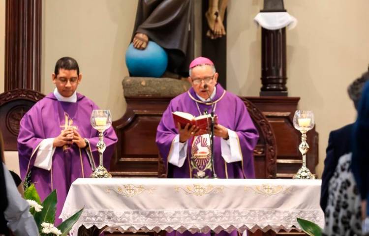 El arzobispo José Domingo Ulloa presidió las honras fúnebres